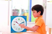 TFA Dostmann Kinder-Lernuhr Tick & Tack 30 x 30 cm, Mehrfarbig - Form: Eckig - Detailfarbe: Mehrfarbig - Uhrtyp: Analog - Funksignal: Nein - Funktionen: Zeit - Detailmaterial: Mitteldichte Holzfaserplatte (MDF) - Karton