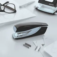 Leitz Heftgerät 5502 WOW 30 Blatt, Schwarz - Heftkapazität: 60 Seiten - Detailfarbe: Schwarz