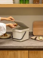 Brabantia Komposteimer Sort & Go 6 l, Beige - Anzahl Behälter: 1 - Detailfarbe: Beige - Form: Eckig - Fassungsvermögen: 6 l - Höhe: 18.1 cm - Material: Kunststoff