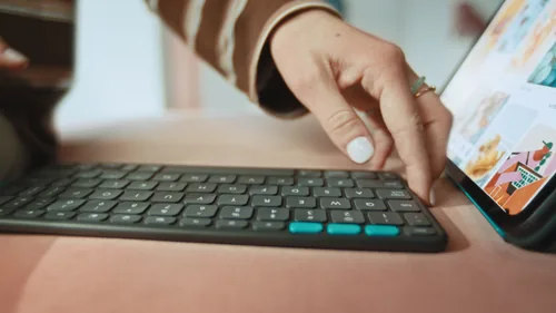 Logitech Tablet Tastatur Cover Flip Folio iPad Pro & Air13 - Verbindungsmöglichkeiten: Bluetooth - Tastaturlayout: QWERTZ (CH) - Kompatible Hersteller: Apple - Bildschirmdiagonale: 11  - Detailfarbe: Graphit - Tablet Kompatibilität: iPad Pro 13 (M4/2024) 