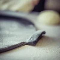 Emile Henry Pizzastein Ø 36.5 cm Rund, Schwarz - Breite: 43.5 cm - Form: Rund - Set: Nein