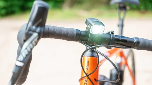 BBB Velolampe Nano Strike 400 Frontlicht - Betriebsart: Akkubetrieb - Lichtfarbe: Weiss - Montageart: Gummizug - Leuchten Kategorie: Vorderlicht - Leuchtmittel: LED - Lichtstärke: 400 lm