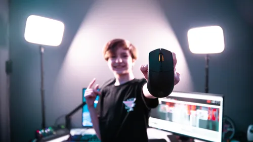 Steel Series Gaming-Maus Rival 3 Wireless - Maus Features: Umschaltbare DPI-Auflösung - RGB-Beleuchtung - Daumentaste - Beleuchtung - Scrollrad - Bedienungsseite: Rechtshänder - Detailfarbe: Schwarz - Gewicht: 106 g - Verbindungsart: Kabellos - Schnittste
