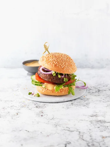 Schnitzer Bio Hamburger Buns 4 x 50 g - Produkttyp: Brot - Nährwertangabe pro: 100 g - Energiegehalt (in kj): 884 KJ - Energiegehalt (in kcal): 210 Kcal - Fett: 4.8 g - Gesättigte Fettsäuren: 0.6 g