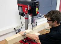 Einhell Säulenbohrmaschine TE-BD 750 E - Produktkategorie: Ständerbohrmaschine - Tischbohrmaschine - Funktionen: Bohren - Bohrschrauber - Werkzeugaufnahme: B16 - Stromversorgung: Netzbetrieb - Ausstattung: Ohne Zubehör - Set: Nein