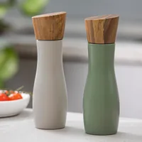 Ladelle Salz- und Pfeffermühle Essentials 19.5 cm, Stone/Salbei - Materialtyp: Keramik - Material: Porzellan - Holz - Anwendungszweck: Salz und Pfeffer - Detailfarbe: Stone Gray - Salbeigrün - Höhe: 19.5 cm - Set: Ja