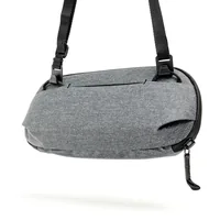 Peak Design Kleine Tech-Tasche Holzkohle - Tragemöglichkeit: Gurtschlaufe - Detailfarbe: Grau - Zusatzfächer: Ja - Ausstattung: Reissverschluss - Zubehörfach - Anzahl Objektive: 0 - Bauform Kamera: Zubehör