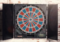 Karella Dartautomat CB-25 - Max. Anzahl Spieler: 8 - Display vorhanden: Ja - Anzahl Spiele: 29 - Anzahl Spielvarianten: 90 - Stromversorgung: Netzbetrieb