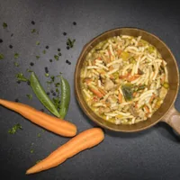 Tactical Foodpack Hauptgericht Chicken and Noodles - Produkttyp: Nudelgerichte - Nährwertangabe pro: 1 Stück - Energiegehalt (in kj): 2137 KJ - Energiegehalt (in kcal): 514 Kcal - Fett: 20 g - Gesättigte Fettsäuren: 9.3 g