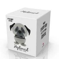 Hoptimist Aufsteller Mops XS - Produkttyp: Aufsteller - Motiv: Hund - Detailfarbe: Grau - Hellgrau - Detailmaterial: Acrylnitril-Butadien-Styrol (ABS) - Stahl - Grundmaterial: Kunststoff - Metall