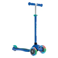 GLOBBER Scooter Primo Lights Blau - Altersempfehlung ab: 3 Jahren - Ausstattung: Fussbremse - Höhenverstellbarer Lenker - Reifentyp:  Kunststoffreifen - Nachhaltigkeit: Nicht angegeben - Belastbarkeit: 50 kg - Einsatzgebiet: Freizeit