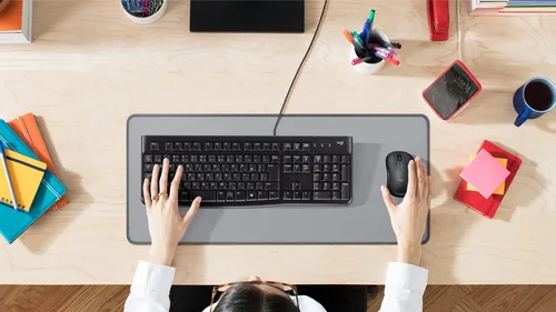 Logitech Mausmatte Desk Studio Series Grau - Tiefe: 300 mm - Breite: 700 mm - Detailfarbe: Grau - Form: Eckig - Höhe: 2 mm - Handgelenkauflage: Nein