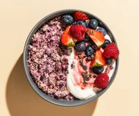 3Bears Porridge dreierlei Beere 400 g - Produkttyp: Cerealien ohne Schokolade - Nährwertangabe pro: 100 g - Energiegehalt (in kj): 1483 KJ - Energiegehalt (in kcal): 352 Kcal - Fett: 5 g - Gesättigte Fettsäuren: 1 g