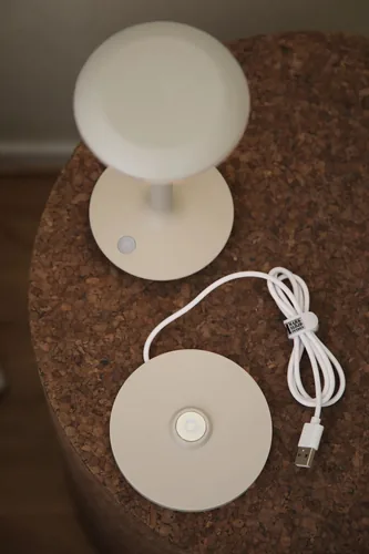 Markslöjd Akku-Tischleuchte Petit IP44 - Naturweiss - Dimmbar: dimmbar - Lichtfarbe: Warmweiss - Zusätzliche Ausstattung: Dimmer - Leuchtenfarbe: Weiss - Gesamtleistung: 2 W - Lampensockel: LED fest verbaut