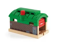 BRIO Eisenbahn Lokschuppen mit Rolltor - Kategorie: Gebäude - Altersempfehlung ab: 3 Jahren - Material: Holz - Kunststoff - Nachhaltigkeit: Nicht angegeben