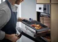 WMF Auflaufform ProfiResist 34 cm x 22 cm x 5 cm - Materialtyp: Metall - Material: Cromargan - Detailfarbe: Schwarz - Set: Nein - Verpackungseinheit: 1 Stück - Form: Eckig