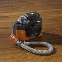 Smallrig Ledertaschen-Set für Canon PowerShot V1 Braun - Tragemöglichkeit: Handriemen - Detailfarbe: Braun - Zusatzfächer: Nein - Bauform Kamera: Digitalkamera - Kamerataschenart: Case