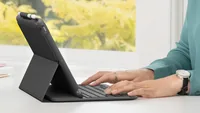 Logitech Tablet Tastatur Cover Slim Folio iPad 10.2 (7. - 9. Gen.) - Verbindungsmöglichkeiten: Bluetooth - Tastaturlayout: QWERTZ (CH) - Kompatible Hersteller: Apple - Bildschirmdiagonale: 10.2  - Detailfarbe: Schwarz - Graphit - Tablet Kompatibilität: iP