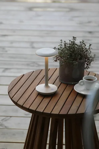 Markslöjd Akku-Tischleuchte Petit IP44 - Naturweiss - Dimmbar: dimmbar - Lichtfarbe: Warmweiss - Zusätzliche Ausstattung: Dimmer - Leuchtenfarbe: Weiss - Gesamtleistung: 2 W - Lampensockel: LED fest verbaut