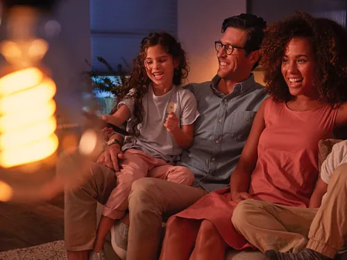 Philips Hue Leuchtmittel White E27 Einzelpack Filament 550 lm - Lampensockel: E27 - Farbtemperatur Kelvin: 2100 K - Aussenanwendung: Nein - Gesamtleistung: 7.2 W - Lichtfarbe: Warmweiss (WW) - Leuchten Kategorie: Leuchtmittel