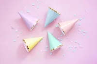 Partydeco Partyhüte Yummy pastellfarbig, 16 x 10 cm, 6 Stück - Packungsgrösse: 6 Stück - Produkttyp: Partyhüte - Material: Papier - Detailfarbe: Mehrfarbig - Motto: Universal