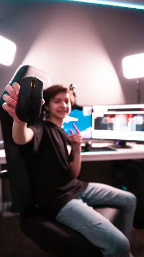 Steel Series Gaming-Maus Rival 3 Wireless - Maus Features: Umschaltbare DPI-Auflösung - RGB-Beleuchtung - Daumentaste - Beleuchtung - Scrollrad - Bedienungsseite: Rechtshänder - Detailfarbe: Schwarz - Gewicht: 106 g - Verbindungsart: Kabellos - Schnittste