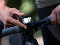 BBB Frontlicht Stud33 Strap 130 Lumen Akku - Betriebsart: Akkubetrieb - Lichtfarbe: Weiss - Montageart: Gummizug - Leuchten Kategorie: Vorderlicht - Lichtstärke: 130 lm - Set: Nein