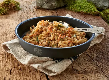 Trek 'N Eat Hauptgericht Waldpilzragout mit Nudeln - Produkttyp: Nudelgerichte - Nährwertangabe pro: 100 g - Energiegehalt (in kj): 1607 KJ - Energiegehalt (in kcal): 384 Kcal - Fett: 10 g - Gesättigte Fettsäuren: 2.8 g