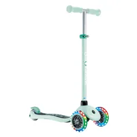 GLOBBER Scooter Primo Lights Mint - Altersempfehlung ab: 3 Jahren - Ausstattung: Fussbremse - Höhenverstellbarer Lenker - Reifentyp:  Kunststoffreifen - Eigenschaften: Aus recyceltem Material - Zertifikate: Global Recycling Standards (GRS) - Belastbarkeit