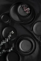 Hermia Geschirr-Set Schwarz - Material: Porzellan - Teller Typ: Speiseteller - Detailfarbe: Schwarz - Verpackungseinheit: 1 Stück - Form: Rund