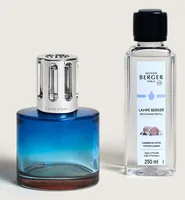 Maison Berger Duftlampe Pure + 250 ml Caresse do Coton, Blau - Volumen: 250 ml - Duft: Orange - Zedernholz - Vanille - Honig - Set: Ja - Detailmaterial: Glas - Grundmaterial: Glas