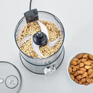 Severin Multi-Hacker KM3865 0.5 l - Detailfarbe: Silber - Gerätetyp: Gemüseschneidemaschine - Zerkleinerer - Volumen: 0.5 l - Ausstattung: 2 Geschwindigkeiten - Aufsätze - Betriebsanzeigeleuchte - Edelstahlmesser - Gemüseschneideraufsatz - Reibscheibe