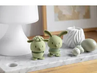 Hoptimist Aufsteller Soft Bunny S 9 cm, Olivgrün - Produkttyp: Aufsteller - Motiv: Tiere - Detailfarbe: Olivgrün - Detailmaterial: Acrylnitril-Butadien-Styrol (ABS) - Kunststoff - Grundmaterial: Metall