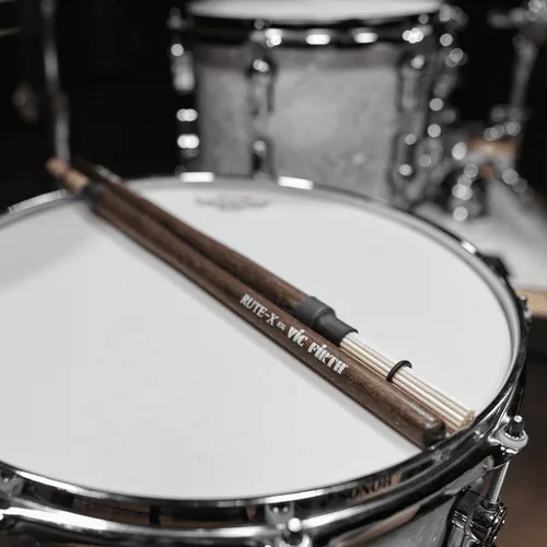 Vic Firth Hot Rod RUTE-X Light Paar - Packungsgrösse: 1 Paar - Ausstattung: Standard - Verschiebbare Ringe - Material: Birke - Hickory