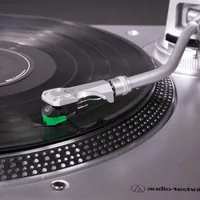 Audio-Technica AT-LP120X Direktangetriebener Plattenspieler, silber