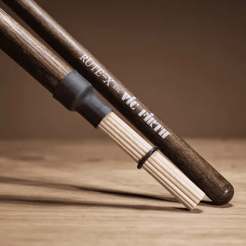 Vic Firth Hot Rod RUTE-X Light Paar - Packungsgrösse: 1 Paar - Ausstattung: Standard - Verschiebbare Ringe - Material: Birke - Hickory