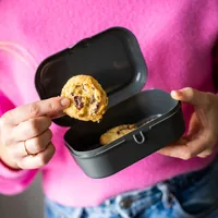 Koziol Lunchbox Pascal S Grau - Materialtyp: Biokunststoff - Unterteilungsmöglichkeit: Nein - Material: Biozirkulärer Kunststoff - Detailfarbe: Grau - Spülmaschinenfest: Ja - Set: Nein