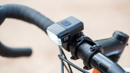 BBB Velolampe Nano Strike 400 Frontlicht - Betriebsart: Akkubetrieb - Lichtfarbe: Weiss - Montageart: Gummizug - Leuchten Kategorie: Vorderlicht - Leuchtmittel: LED - Lichtstärke: 400 lm