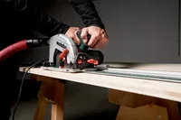 Metabo Handkreissäge KS 66 FS - Ausstattung: Hartmetall-Sägeblatt - Produktkategorie: Handkreissäge - Werkzeugaufnahme: Flansch - Akkusystem: Netzbetrieb (kein Akku) - Für Material: Paneel - Holz - Set: Nein