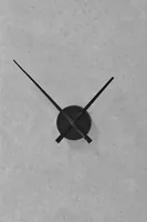 TFA Dostmann Wanduhr Minimalist Schwarz - Form: Rund - Detailfarbe: Schwarz - Uhrtyp: Analog - Funksignal: Nein - Funktionen: 24-Stundenanzeige - Detailmaterial: Metall