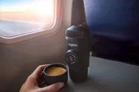 Wacaco Reisekaffeemaschine Nanopresso Bundle mit Nespresso Adapter - Kaffeeart: Kaffee gemahlen - Nespresso Kapseln - Detailfarbe: Anthrazit - Pumpendruck: 18 bar - Wassertank: 0.08 l - Set: Ja