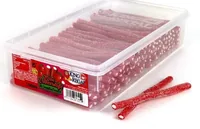 King Regal Gummibonbons Erdbeerstifte bezuckert 150 Stück - Produkttyp: Gummibonbons - Nährwertangabe pro: 100 g - Energiegehalt (in kj): 377 KJ - Energiegehalt (in kcal): 1599 Kcal - Fett: 1.8 g - Davon gesättigte Fettsäuren: 1.6 g