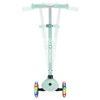 GLOBBER Scooter Primo Lights Mint - Altersempfehlung ab: 3 Jahren - Ausstattung: Fussbremse - Höhenverstellbarer Lenker - Reifentyp:  Kunststoffreifen - Eigenschaften: Aus recyceltem Material - Zertifikate: Global Recycling Standards (GRS) - Belastbarkeit
