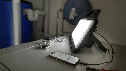 STEFFEN Akku Scheinwerfer Worklight 50 W - Betriebsart: Akkubetrieb - Dimmbar: dimmbar - Anwendungsbereich: Outdoor - Indoor - Lichtfarbe: Kaltweiss/Tageslichtweiss (KW) - Zusätzliche Ausstattung: Keine - Farbtemperatur Kelvin: 6500 K