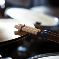 Vic Firth Hot Rod RUTE-X Light Paar - Packungsgrösse: 1 Paar - Ausstattung: Standard - Verschiebbare Ringe - Material: Birke - Hickory