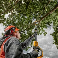 DEWALT Akku-Hochentaster Basis (bürstenlos), 18 V, Solo - Ausstattung: Ohne Akku & Ladegerät - Produktkategorie: Hochentaster - Akkusystem: Akku fix verbaut - Schwertlänge: 20 cm - Betriebsart: Akkubetrieb