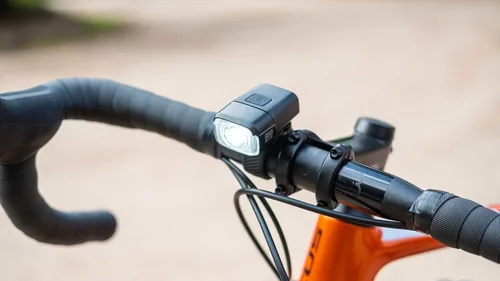 BBB Velolampe Nano Strike 400 Frontlicht - Betriebsart: Akkubetrieb - Lichtfarbe: Weiss - Montageart: Gummizug - Leuchten Kategorie: Vorderlicht - Leuchtmittel: LED - Lichtstärke: 400 lm