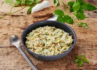 Trek 'N Eat Hauptgericht Creamy Chicken - Produkttyp: Fleischgerichte - Nährwertangabe pro: 100 g - Energiegehalt (in kj): 1761 KJ - Energiegehalt (in kcal): 421 Kcal - Fett: 15 g - Davon gesättigte Fettsäuren: 6.3 g
