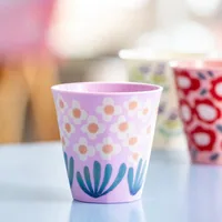 Koziol Trinkbecher Nora M Bloomies Becher - Glas Typ: Trinkbecher - Material: Biozirkulärer Kunststoff - Detailfarbe: Violett - Höhe: 8.9 cm - Volumen: 300 ml