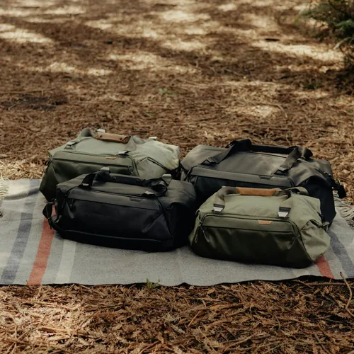 Peak Design Reise-Seesack 80 L Schwarz - Tragemöglichkeit: Handgriff - Schulterriemen - Detailfarbe: Schwarz - Zusatzfächer: Ja - Ausstattung: Handgriff - Reissverschluss - Zubehörfach - Anzahl Objektive: 0 - Bauform Kamera: Zubehör